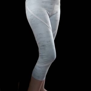 ALO Yoga whisper Capri legging .